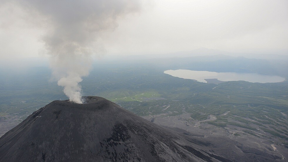 أقصى شرق روسيا يشهد زلزالا وثوران بركان انتشر رماده على مسافة 600 كلم (فيديو)