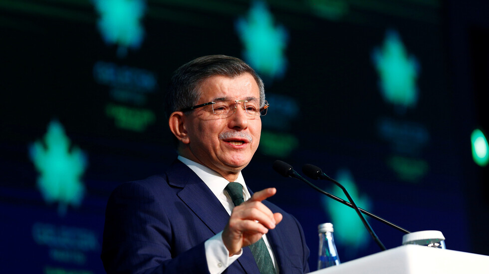 داود أوغلو يذكر أردوغان بعلاقته مع رجل أعمال "عدو"