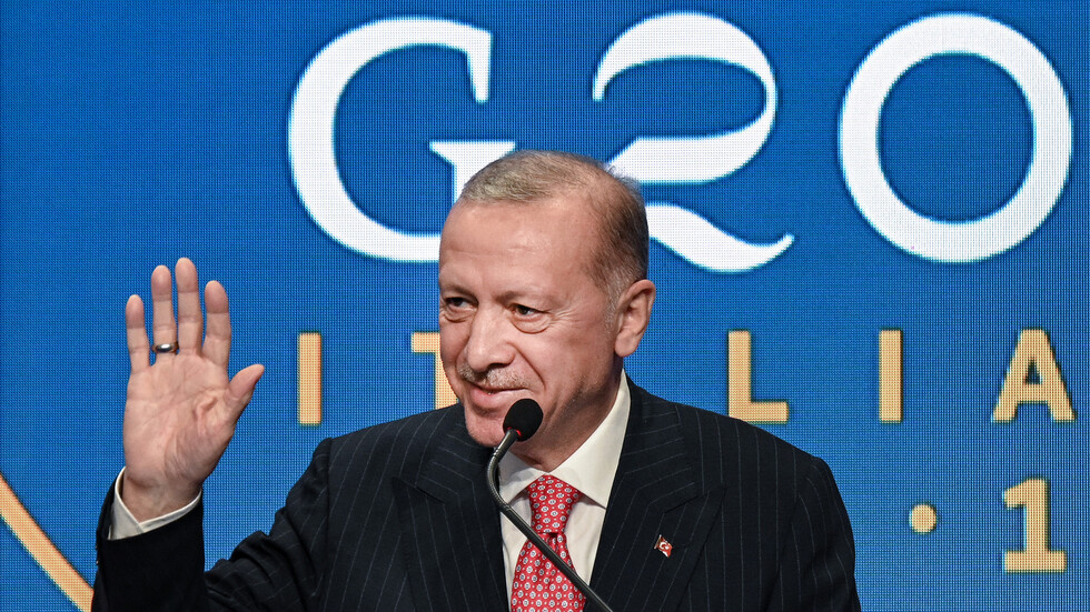 الزمان: الرئاسة التركية تنشر فيديو لأردوغان بعد انتشار شائعات عن مرضه