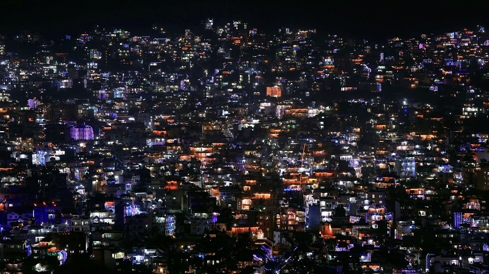 الاحتفال بعيد ديوالي في آسيا بالمهرجانات والصلوات (فيديو)