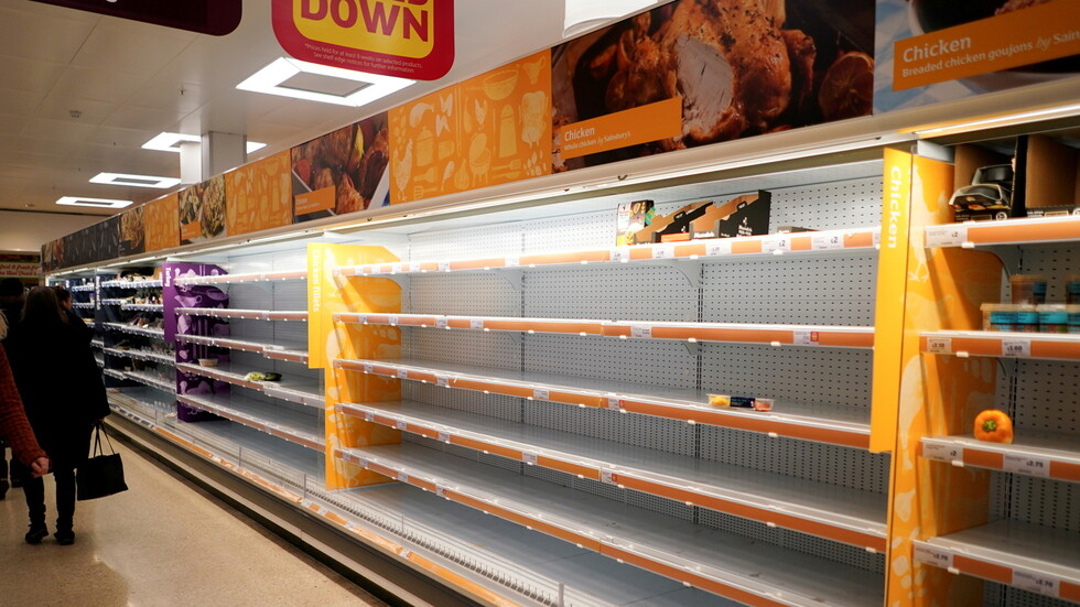 شاهد.. سكان خائفون في الصين يفرغون أرفف المتاجر