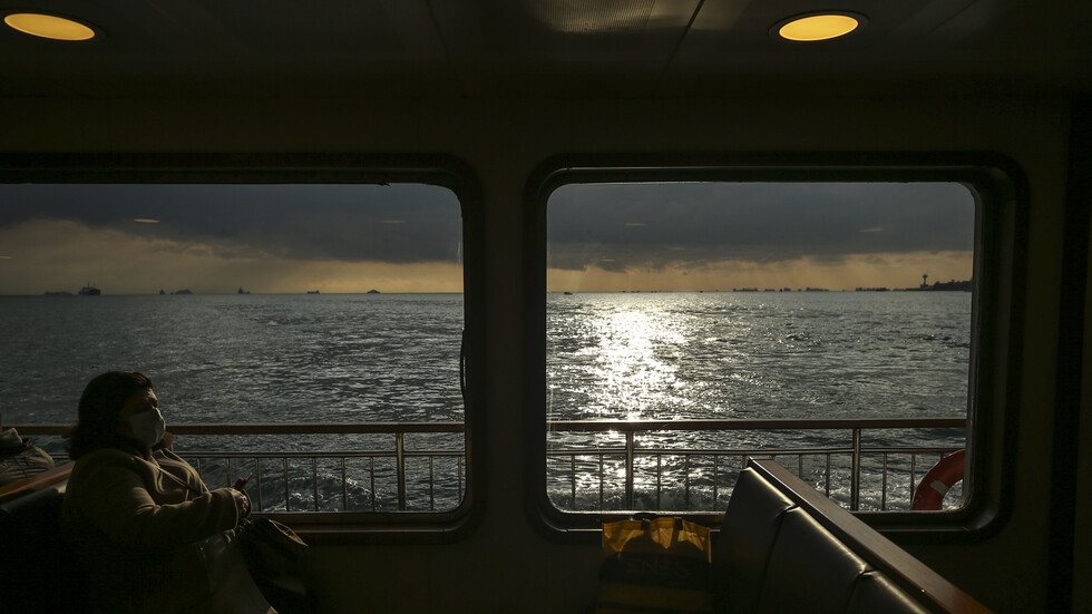 تركيا تغلق مضيق الدردنيل