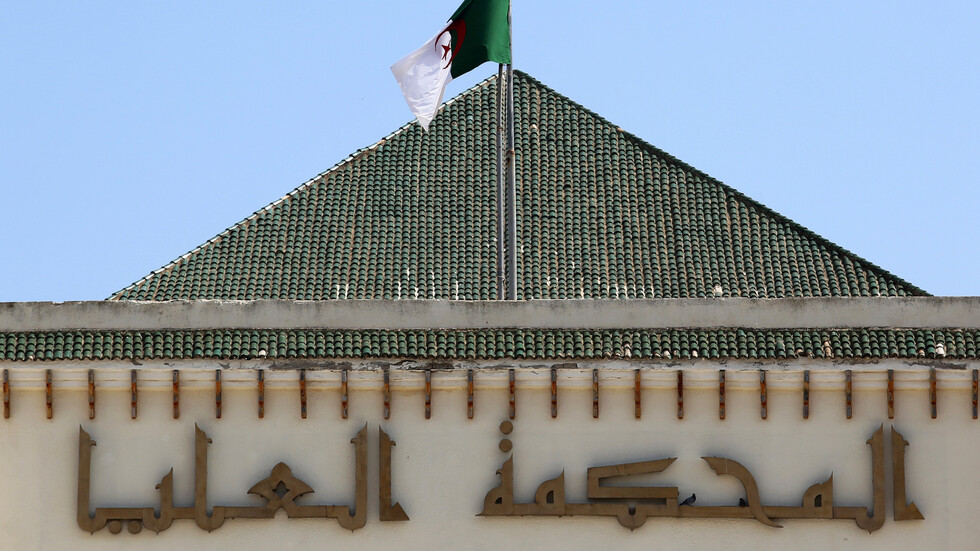 الجزائر.. طالبة جامعية تضع خطة ماكرة لقتل صديقتها بعد أن ضبطتها مع خطيبها