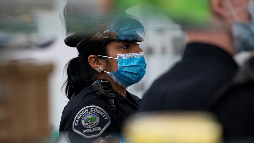 نيوجيرسي الأمريكية.. تهمة الإرهاب تلاحق من حاول "نقل عدوى كورونا" لضباط الشرطة فما عقوبتها؟