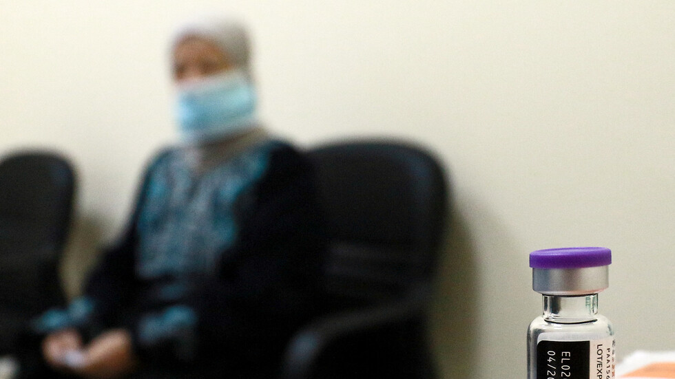 على خلفية تعطل نظام تطعيم كورونا بمدينة الحسين للشباب.. وزير سابق: "حكومة لا إلكترونية بامتياز"