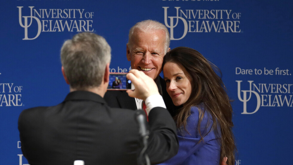 FBI يداهم مقرات منظمة محافظة على خلفية سرقة مزعومة لمذكرات ابنة بايدن