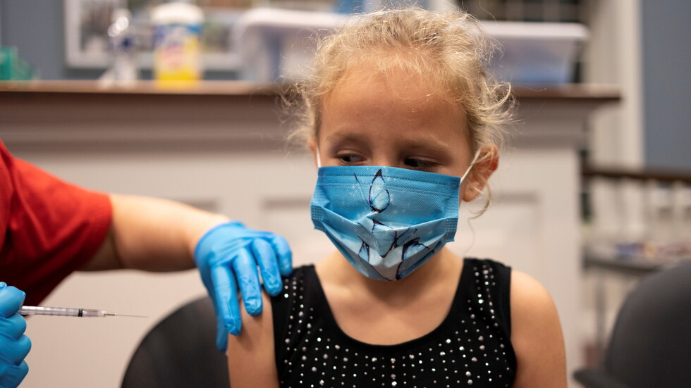 أول دولة في العالم تجعل تطعيم الأطفال ضد كورونا إلزاميا