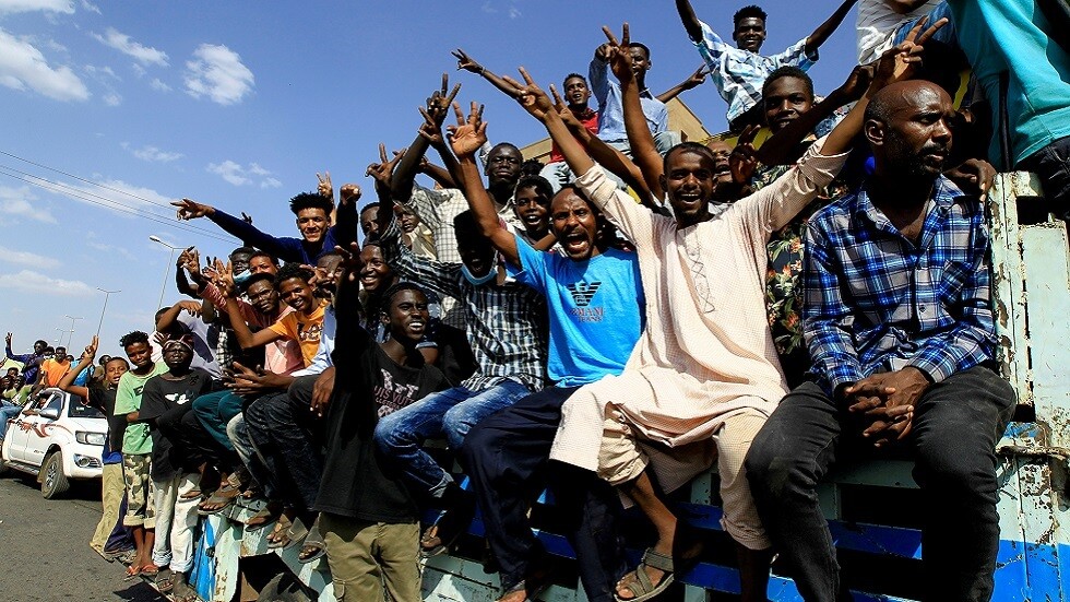 نشطاء السودان يرفضون تقاسم السلطة ويدعون إلى الإضراب
