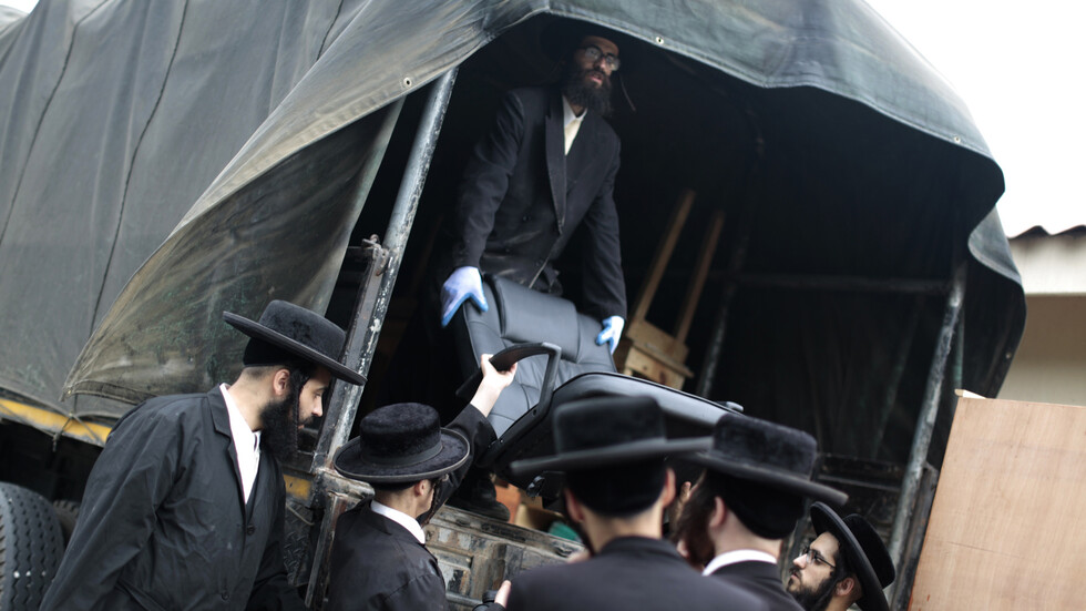 بينما يحاول أنصارها السفر إلى إيران.. زعيم