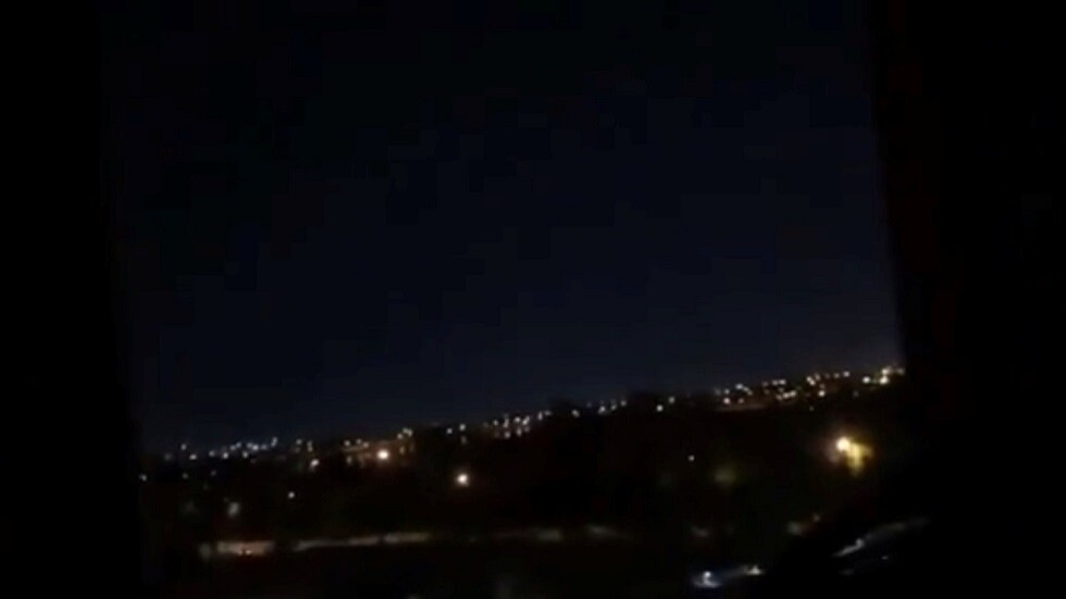 شاهد.. وسائل إعلام عراقية تتداول لقطات لمحاولة اغتيال فاشلة تعرض لها رئيس الوزراء العراقي