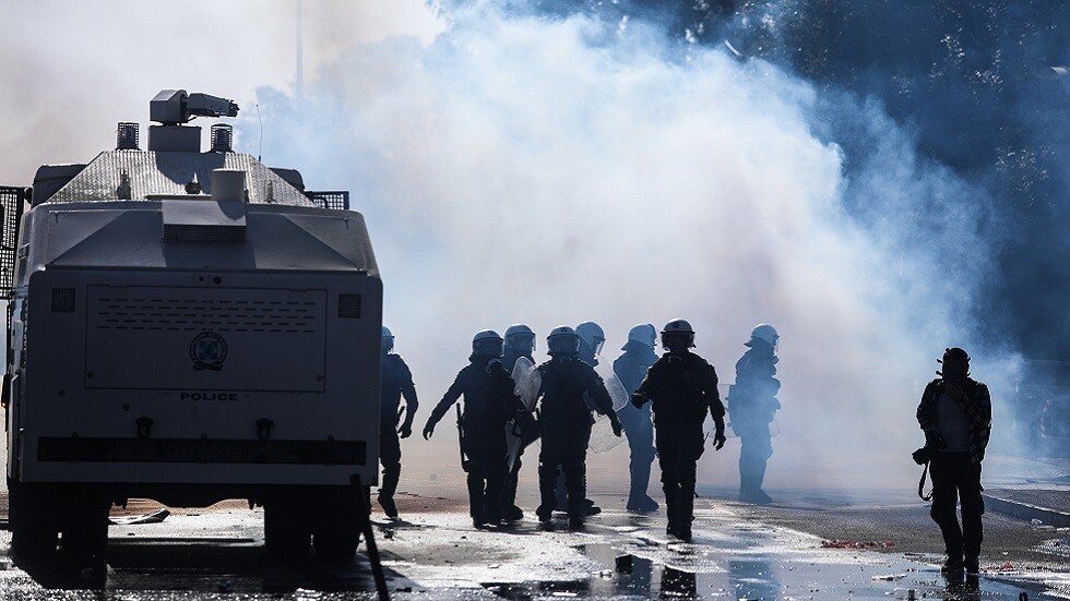 اليونان.. خراطيم المياه لإطفاء ثورة رجال الإطفاء