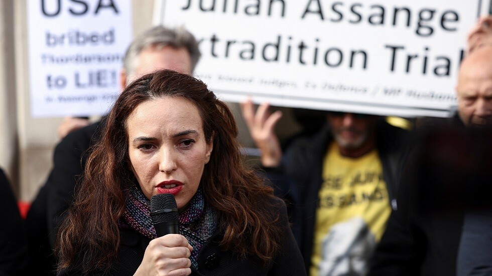 "ديلي ميل": أسانج وخطيبته يقاضيان وزير العدل البريطاني