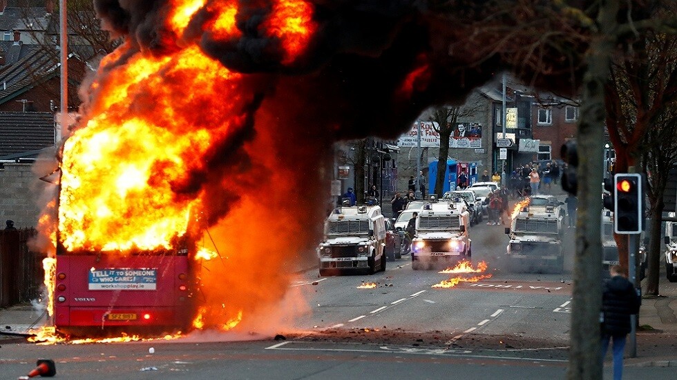 أيرلندا الشمالية.. خطف حافلة وإضرام النار فيها