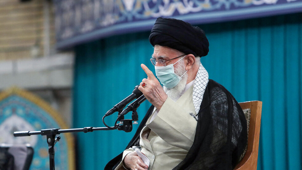 إيران.. حظر صحيفة يومية نشرت صورة "يد" خامنئي