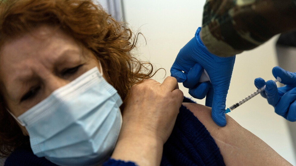 محلول ملحي بـ 400 يورو بدلا عن لقاح كورونا.. احتيال طبي في اليونان