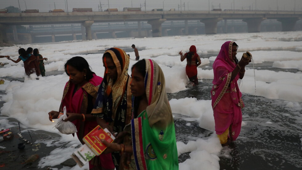 رغوة سامة تغطي نهر يامونا المقدس في نيودلهي