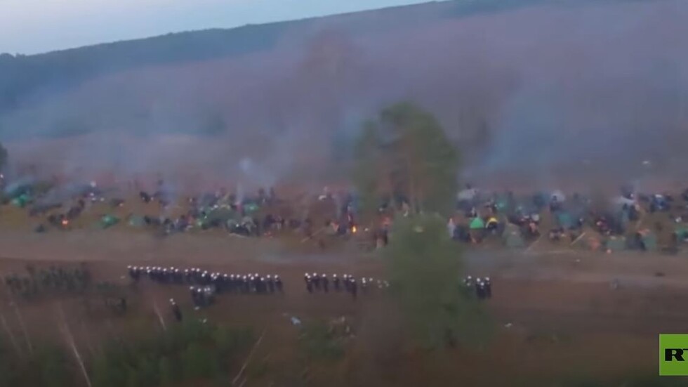 مهاجرون يحاولون إزالة السياج الشائك للتسلل إلى أوروبا