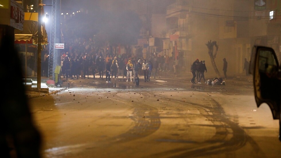 تونس.. مقتل شاب بمواجهات مع الأمن في عقارب رفضا لإعادة فتح مكب للنفايات (صور وفيديو)