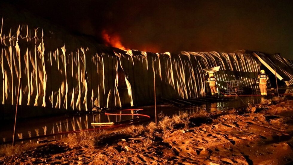 الإمارات.. الدفاع المدني يسيطر على حريق بمصنع زيوت في المنطقة الصناعية (صور)