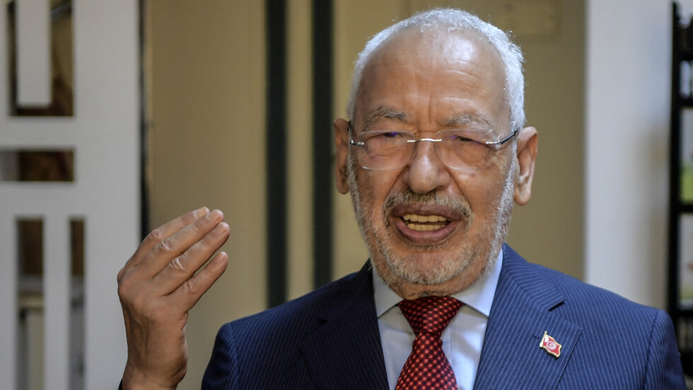 "مستعد لتقديم استقالتي".. الغنوشي يدعو الرئيس التونسي للالتزام بالدستور الذي أقسم عليه