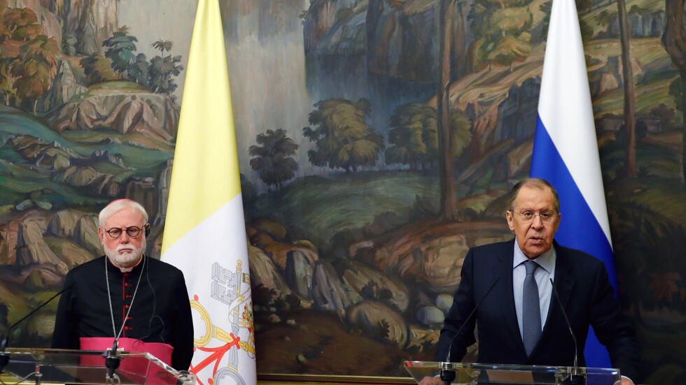 لافروف يحث الغرب على عدم تعطيل عودة اللاجئين إلى سوريا