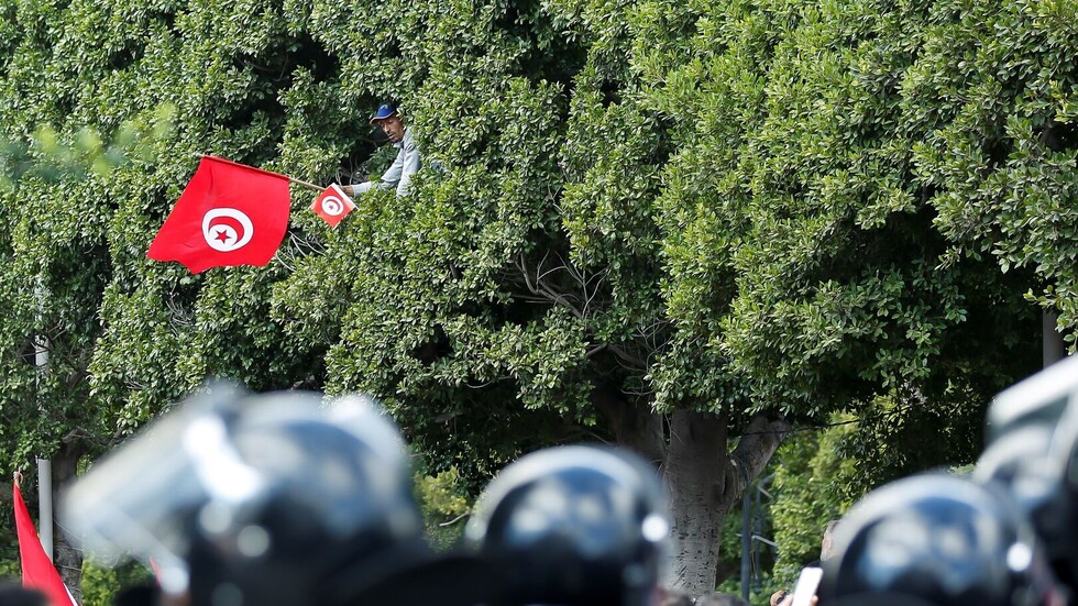 تونس.. الجيش يدخل عقارب بعد انسحاب الأمن (فيديو)