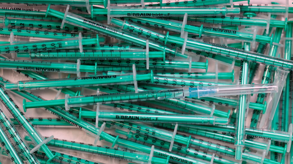 الصحة العالمية تحذر من نقص قد يصل إلى ملياري محقنة لازمة للتطعيم ضد كوفيد-19