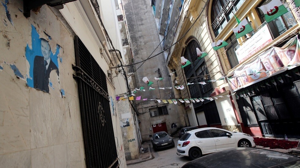 صحيفة جزائرية: انتشال طفل من تحت أنقاض منزل انهار في العاصمة (فيديو)