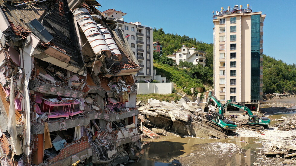 نجاة 21 شخصا من انهيار مبنى شرق تركيا