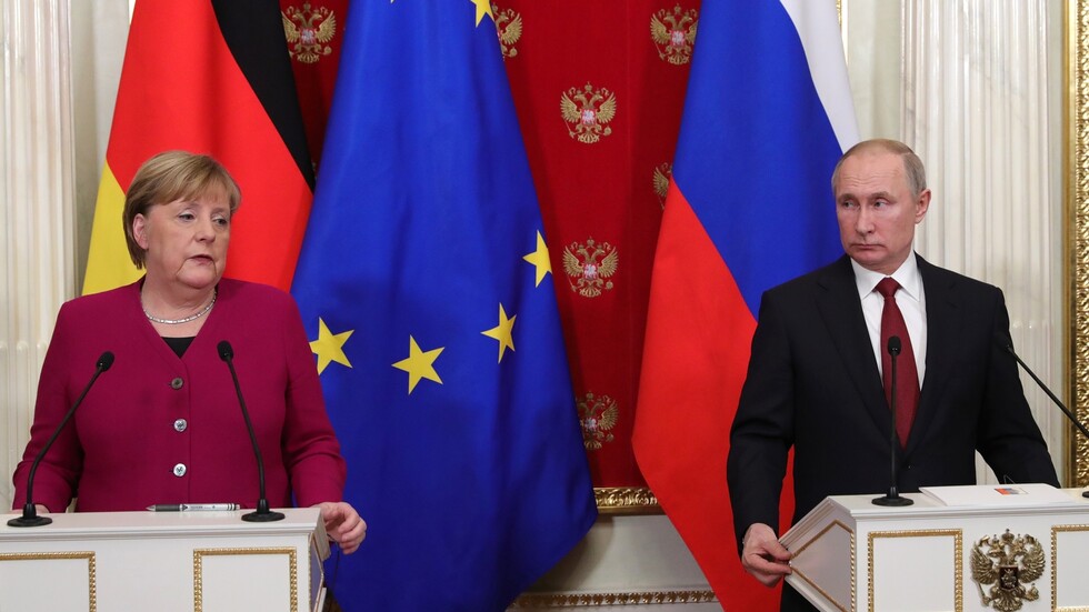 بوتين وميركل يبحثان أزمة المهاجرين عند حدود بيلاروس والاتحاد الأوروبي