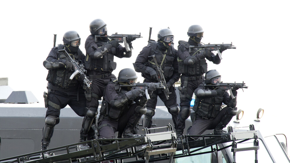 بمشاركة أجهزة أمن 16 دولة.. الكويت تقبض على مطلوب بعملية "غبار الذهب"