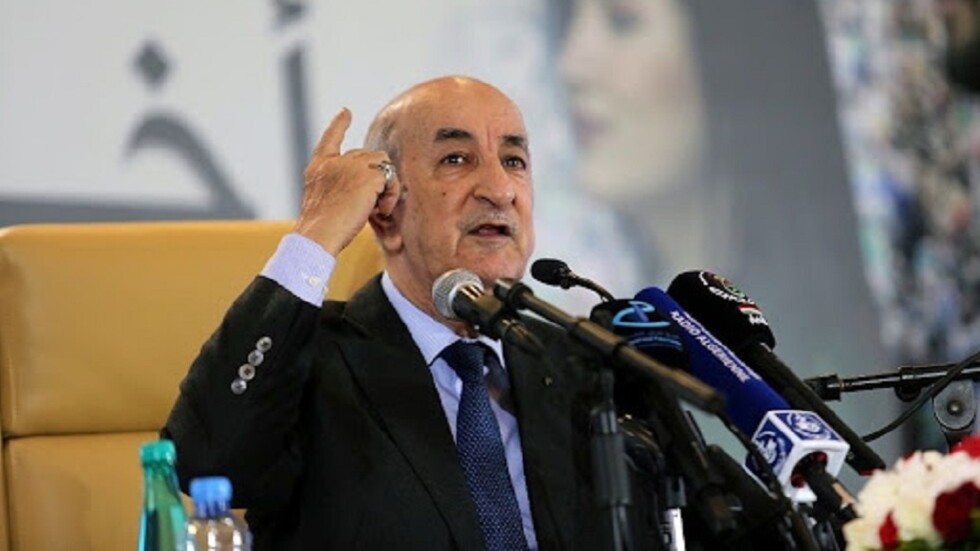 إعلام فرنسي: الرئيس الجزائري لا يرد على اتصالات ماكرون الهاتفية