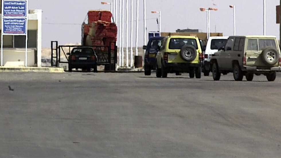 مركز المصالحة الروسي يؤمن خروج مجموعة من اللاجئين السوريين من مخيم الركبان (فيديو)