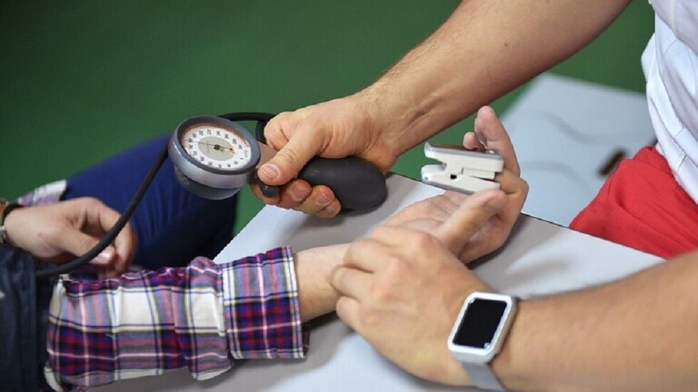 "كوفيد-19" يغير مستوى ضغط الدم. ما خطورة ذلك؟