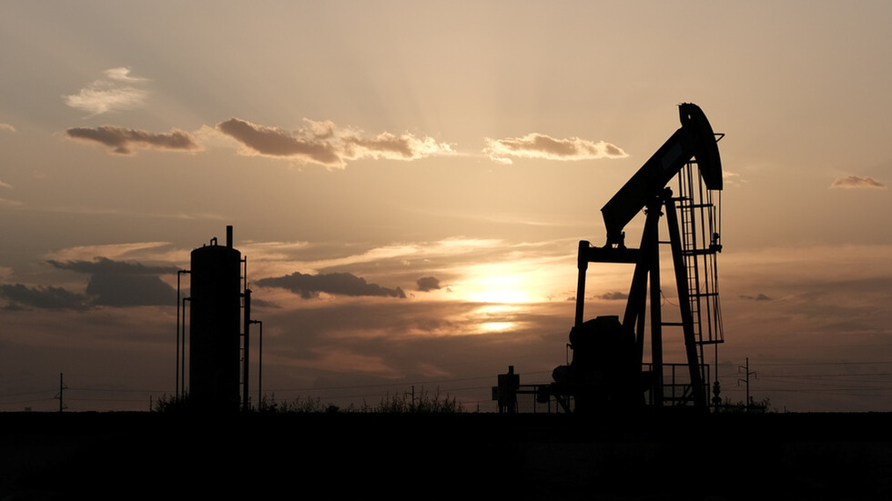 الدولار يدفع أسعار النفط إلى المنطقة الحمراء