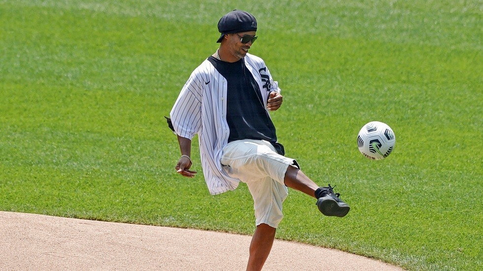 رونالدينيو يلتقط صورة مع نجم اختفى عن الأنظار طويلا