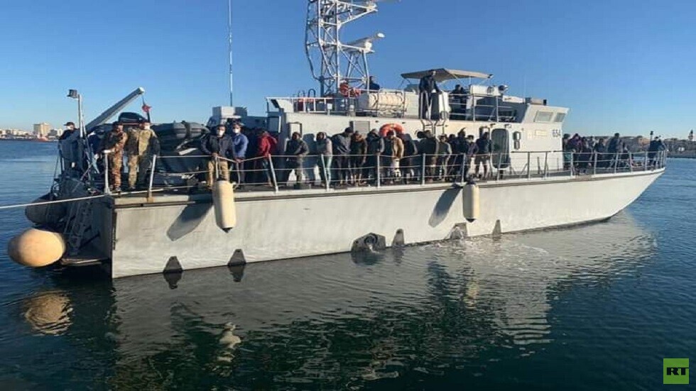 خفر السواحل الليبي ينقذ 65 مهاجرا ‏مصريا وينقلهم إلى طرابلس (صور)