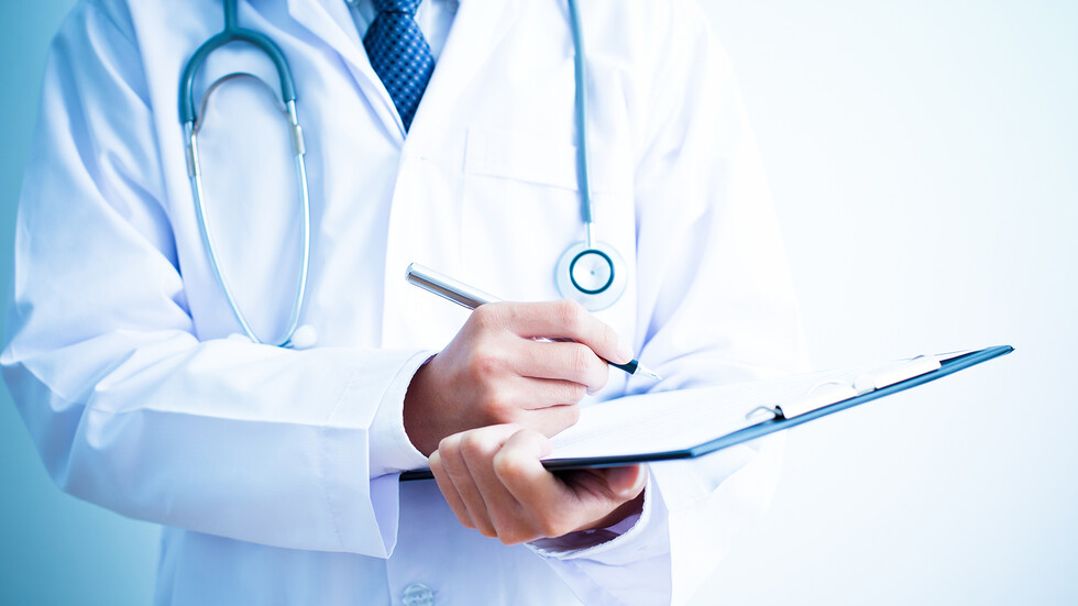 تحرش بسيدة سعودية.. تفاصيل فصل وترحيل طبيب نفسي من المملكة!