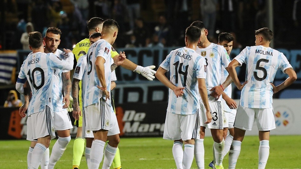 بهدف عالمي.. الأرجنتين تهزم أوروغواي وتضع قدما في مونديال قطر (فيديو)