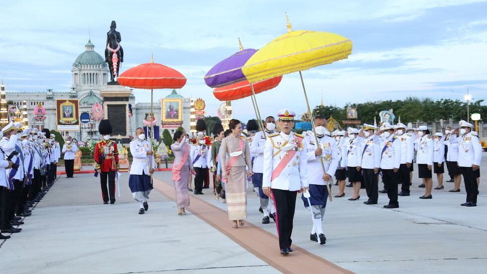 ملك تايلاند يعود لمنفاه الاختياري في ألمانيا صحبة 30 كلبا!