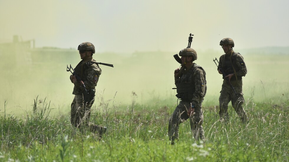 جيش أوكرانيا يهدد بـ"القضاء" على المهاجرين عند حدودها مع بيلاروس.. ثم يوضح