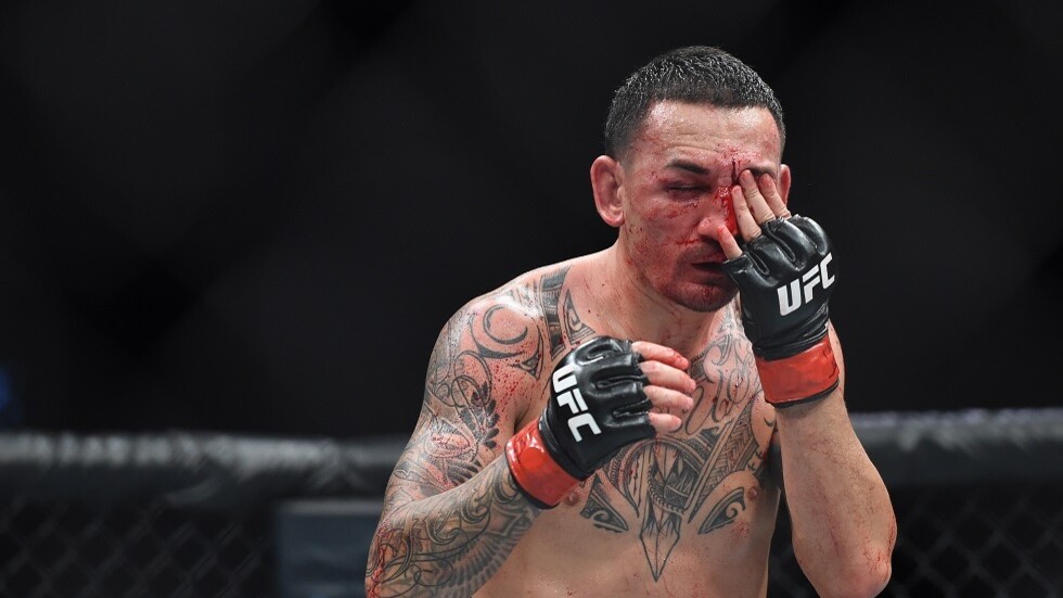 نقل مقاتلين للمستشفى بعد نزال شرس بينهما (فيديو)