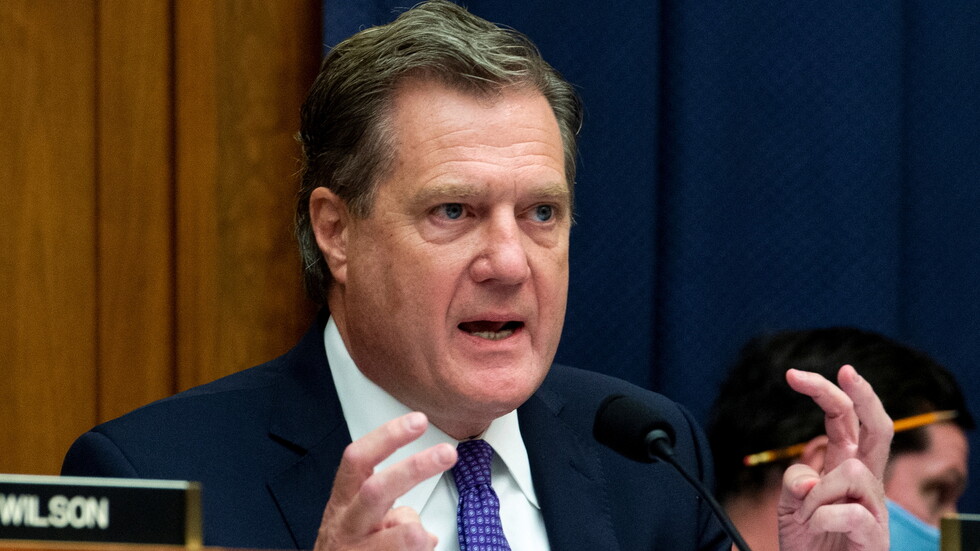 سيناتور أمريكي: لدينا عسكريون في أوكرانيا