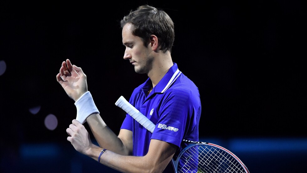 الروسي مدفيديف يبدأ حملته للدفاع عن لقب البطولة الختامية بشكل جيد