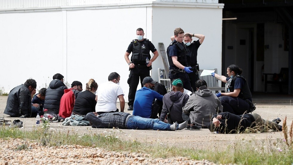 فرنسا تدعو بريطانيا إلى اتخاذ قرارات بشأن المهاجرين بشمال فرنسا الساعين للتوجه إلى بريطانيا