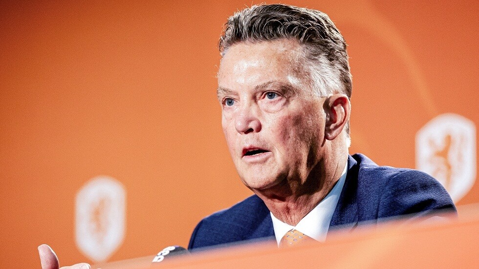 مدرب المنتخب الهولندي يتعرض لإصابة في الورك بسبب حادث دراجة (فيديو)