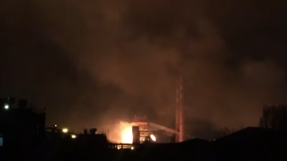 بالفيديو.. حريق في أحد مستودعات مصنع الصلب بمدينة ليبتسك الروسية