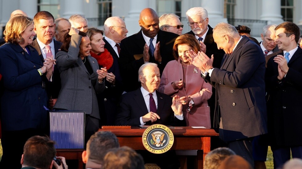 بايدن يوقع مشروع قانون البنية التحتية البالغ قيمته تريليون دولار