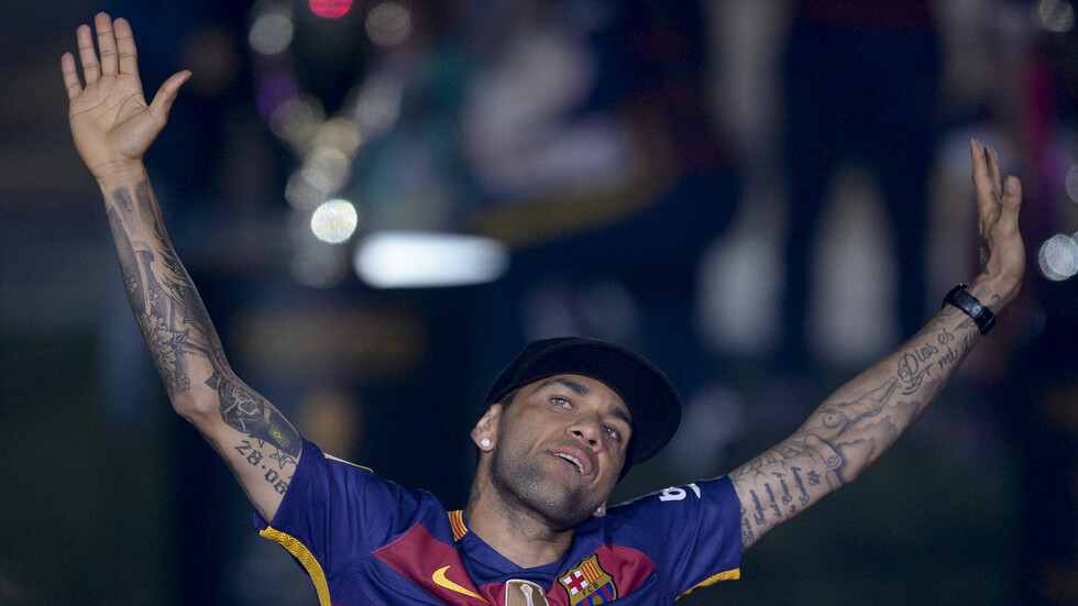 ألفيس يوجه رسالة قوية إلى نجوم برشلونة: استمعوا لهذه النصيحة من رجل عجوز (فيديو)