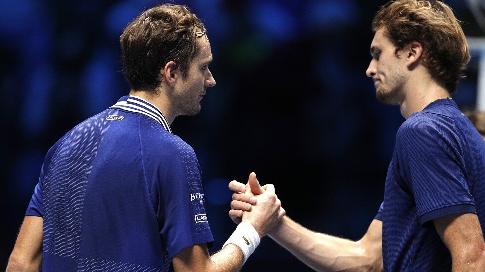 مدفيديف يفوز على زفيريف ويصعد إلى نصف نهائي البطولة الختامية لمحترفي التنس